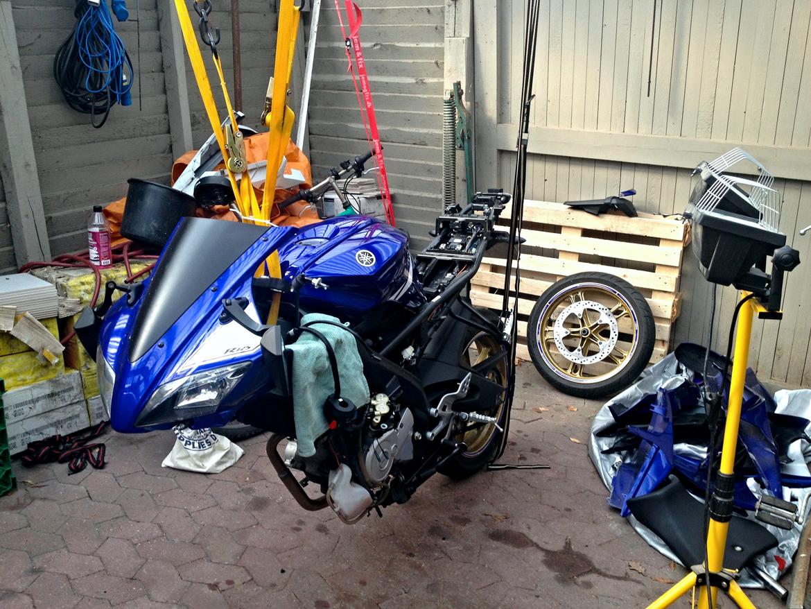 Yamaha YZF R125 - Udskiftning af pakdåser i forgaffelen og en regøring af motoren skulle der til! billede 10