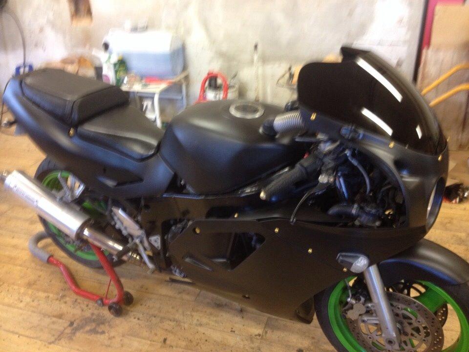 Kawasaki ZXR750 H1 / H2 - så blev den malet og fik nye skruer billede 8