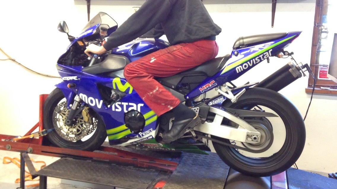 Honda CBR 954 RR (SC50) Fireblade *MOVISTAR* - Fireblade'en på rullefelt billede 17