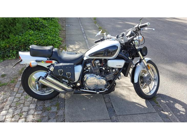 Honda VF 700 Magna billede 0
