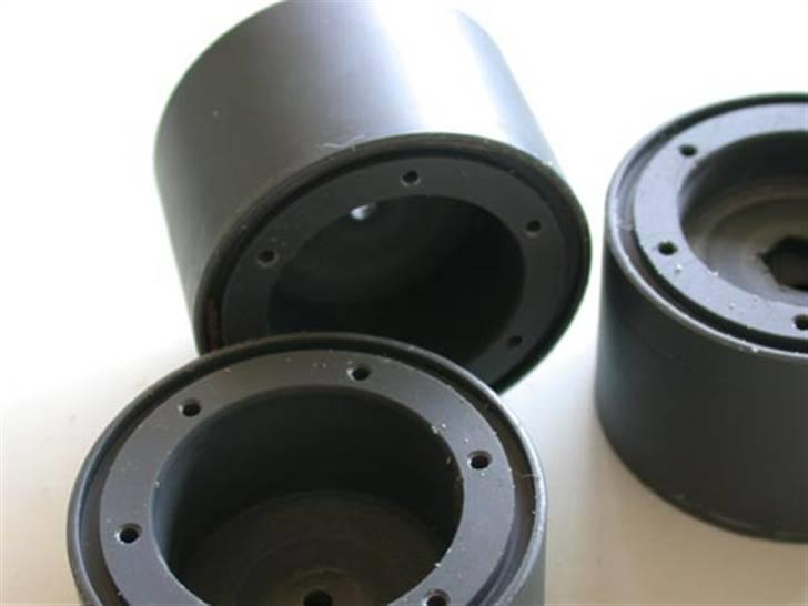 Hjemmelavede Beadlock fælge - Her er mit første rå forsøg på et sæt beadlock fælge.
Materialet er ø67 massiv PVC som jeg har fået 2m af forærende da det indeholder støbefejl.
Ikke godt nok til produktion men godt nok til mig :-)

Jeg har målt lidt på originale fælge, modifiserede fælge og set lidt på tegninger. Derefter blev de designet efter fri fantasi.

De er 40mm brede og ø63 for at sikre en kant så dækket ikke forsvinder op når ringen strammes. billede 1