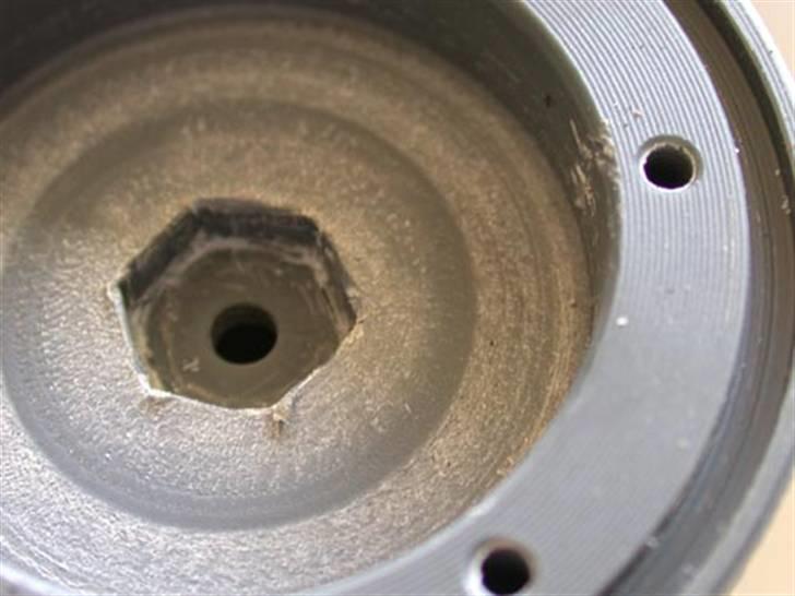 Hjemmelavede Beadlock fælge - 


Dimensionerne er ø63x40 altså 63mm i diameter og 40mm brede.

Jeg har målt lidt på originale fælge, lidt på modifiserede fælge og set en del på tegninger af fælge. Og resultatet er efter fri fantasi.

Diameteren er 63mm for at få en kant så dækket ikke kryber op/væk når ringen spændes fast.
Rillen til dækket er givet ud fra det dæk jeg målte: 2,5mm dyb og 3mm bred. Egentlig er læben på dækket 2,5mm men det er umuligt at lirke dækket på plads hvis pasningen er 100% (har prøvet!)

Indsætningen fra siderne er taget fra en modifiseret WK fælg (det er det eneste jeg havde at måle på), men hvis køretøjets sporvidde skal forøges yderligere så er der 2x15mm at hente hvis indersiden lades plan og alt indsætningen sker fra ydersiden. billede 2