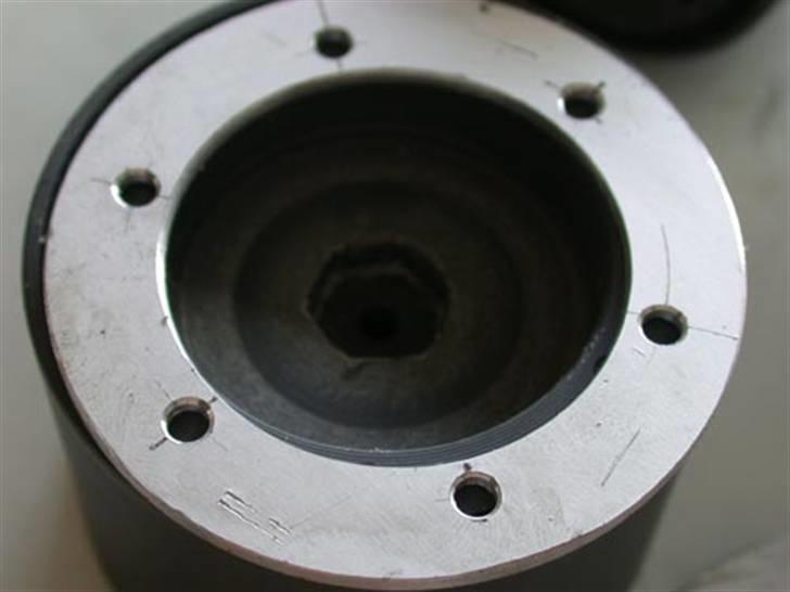 Hjemmelavede Beadlock fælge - 


Ikke noget opfindsomt i ringene.

2mm aluplade et 67mm hulbor og 20 minutter senere er der 8 råemner.
Drejet af på begge sider og rejfet.

Her kommer den med deleplanet og bider mig i röuen igen :-(
Hvad gør en kog mand så? Jeg ved det ikke men jeg spændte en skive op i 3-kloen. Med en klods som anlæg mellem en af kæberne og vangen kunne jeg køre stålet over skiven med tværslæden. Gentag 3 gange og vupti så er der delt for 6 skruer helt perfekt.

Resten er opmåling så skruerne får mest muligt materiale på hver side i fælgen. billede 4