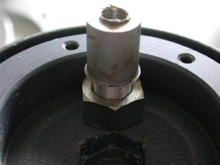 Hjemmelavede Beadlock fælge - 


Her ses den eneste genistreg i hele projektet!

Jeg gik i 2-3 dage og rugede over opgaven som har følgende forudsætninger:
Jeg er i besiddelse af drejebænk og søjleboremaskine.
Fræser og roterende plan/dele plan er på ønskelisten men sådan kan det jo gå.
Derfor er det ikke nemt at lave et pænt 6 kantet hul til medbringeren.

En 8mm møtrik er 13mm og hexen er 12mm så lidt håndværk med en fil og vupti. En bid alu blev drejet til fik gevind udvendig og indvendig. Nu kan en skrue isættes fra ydersiden, møtrikken håndstrammes og varmes op med en lille gasbrænder. Når den er varm spændes skruen og en "perfekt" hex er lavet. billede 3