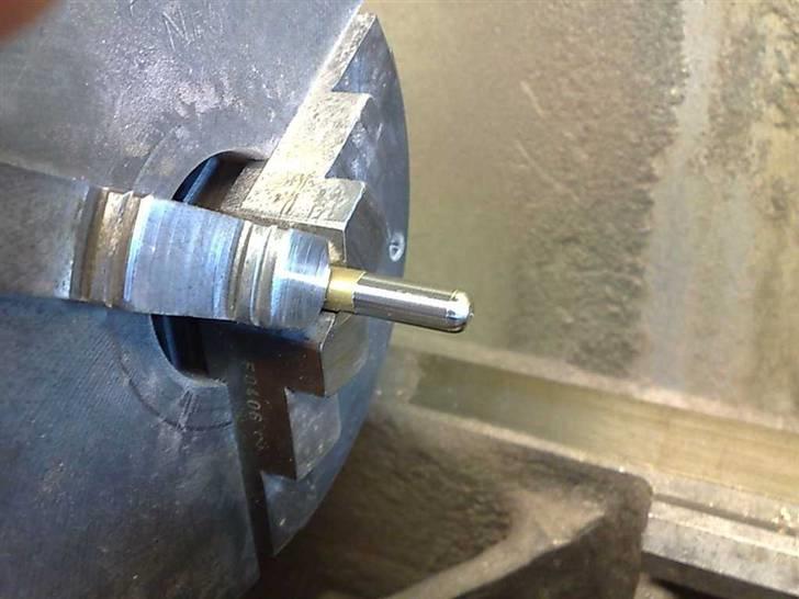 Railings samt håndtag til min Cayman Båd - Man begynder met et stykke messing i den tykkelse man ønsker og afrunder hovedet billede 1