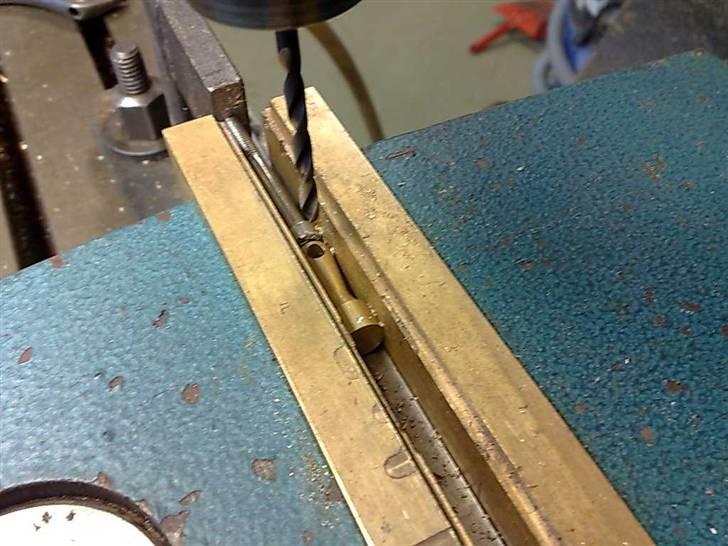 Railings samt håndtag til min Cayman Båd - Efter jeg havde drejet dem ind borede jeg hul til railing samt 4mm gevind i bunden billede 3