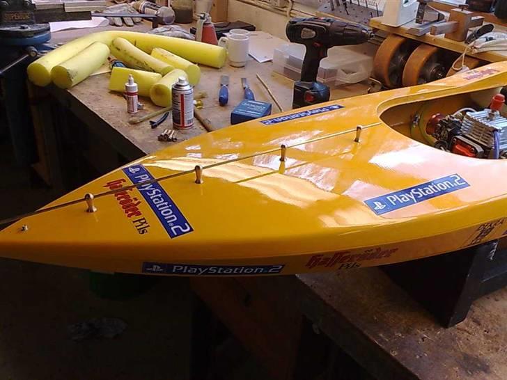 Railings samt håndtag til min Cayman Båd - Og her prøver jeg at finde den rette længde. hvor jeg vil stoppe min railing i forholdet til dækket og
hodden/vinduet i låget billede 5