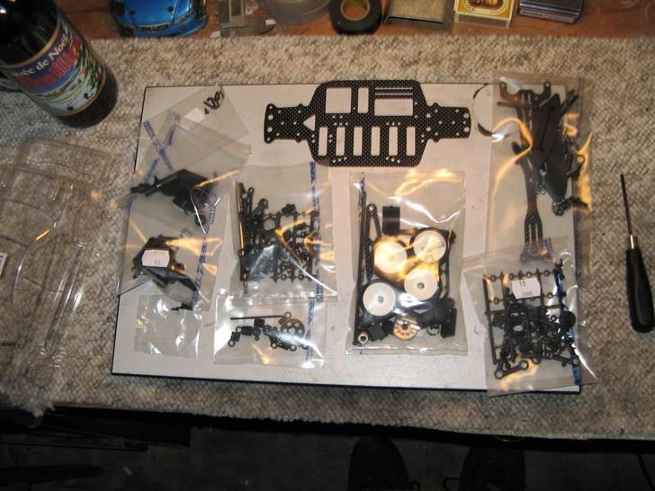 Xray m18 pro bygge guide - Alt er pakket i små poser med nr på som man åbner en ad gangen, og bygger bilen op stump for stump. billede 2