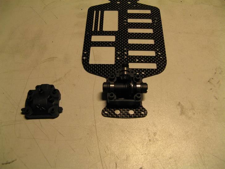 Xray m18 pro bygge guide - Så blev det forreste diff hus samlet, man skal lige huske at fjerne støbe rester fra delene. tingene passer 100% sammen, der er ingen grund til at begynde at shimme dif op for at få gear mesh til at kører ordenligt. billede 3