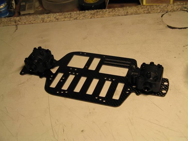 Xray m18 pro bygge guide - Så blev det det bagerste diff hus også samlet. husk at kron hjulet skal ligge til venstre i detforreste dif og til højre i det bagerste diff hu, ellers kører hjulene ikke samme vej. billede 4