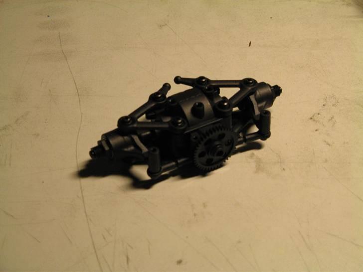 Xray m18 pro bygge guide - Så blev det bagerste diff hussamlet helt færdig, husk at man ikke må stramme samlings skrugerne for meget på diff husene for ellers presser men de store lejer der bærer diffet og så kører de ikke optimalt.det samme gælder for alle samlingerne hvor de er pivot kugler, alt skal kører perfekt husk at monter downstops før man skruger det hele fast på bundpladen, og bruger std downstops, jeg brugger de option downstops der følger med da man kan juster dem. billede 5