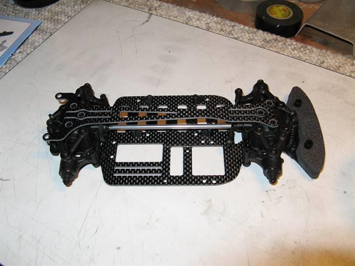 Xray m18 pro bygge guide - Så blev det forreste dif hus også minteet det samme gælder her husk downstops i de øverste bære arme før man skruger diff huset samme. og stram ikke for skrugerne for meget alt skal kører frit.
stød dæmper blev også monteret både for og bag, pas på da hvis de smutter fra dig kan fjeder og bundstykke faktisk til bage lægge adskillige meter. billede 6