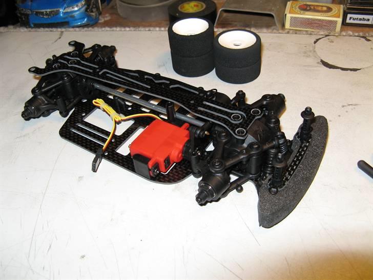 Xray m18 pro bygge guide - Så blev det tid til at monter radiogrej. husk at centrere servo før du installere servo saver, for det er næsten u muligt at gøre mens den sidder i bilen. billede 7