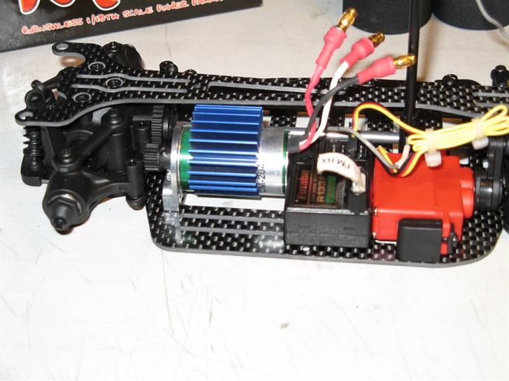 Xray m18 pro bygge guide - Så kom alt radig grej i bilen minus esc. alt passer perfekt der erlige præcis en mm clearenece mellem motor og modtager. billede 8