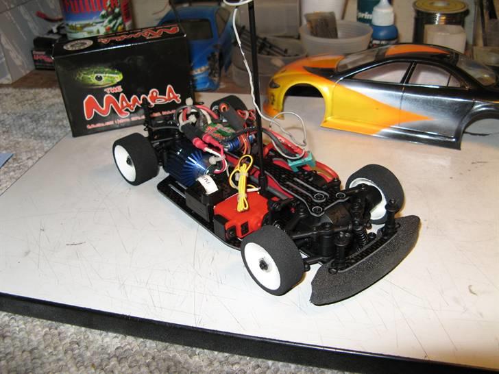 Xray m18 pro bygge guide - Så kom der  esc  og hjul på .samlingen af det nye wheel hex mount system, har bare betydet en kæmpe forskel fra std m18 bilen, det er suverent.  hjulene der blev monteert er dem der fælger med standart for 45 shore bag 30 shore, for hjulene er efter min mening lidt hårde og mangler sikkert lidt grep til den bane jeg kører på normalt, men det er lige til at skifte og smide nogle der er 5shore blødere på billede 9