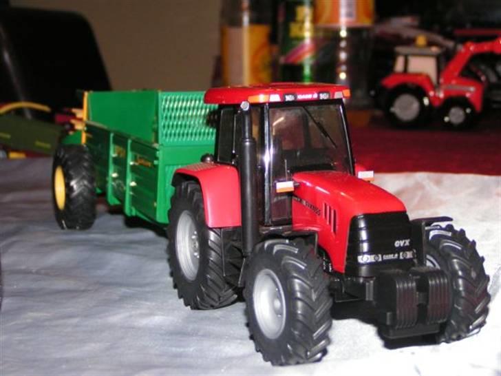 Et lille udvalg af mine model traktore - Maxum cvx1155 med samson SP 12-16 møgspreder billede 2