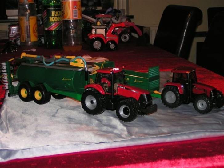 Et lille udvalg af mine model traktore - Begge Case,er linet op billede 3