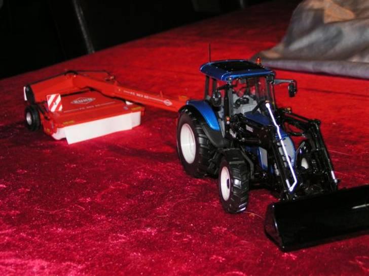 Et lille udvalg af mine model traktore - Valtra C120 med frontlæsser og Kuhn skårlægger billede 5