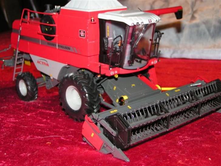 Et lille udvalg af mine model traktore - MF Activa mejetærsker billede 8