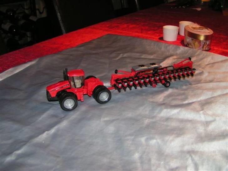 Et lille udvalg af mine model traktore - Case stx 450 med 16 rk majs såmaskine billede 13