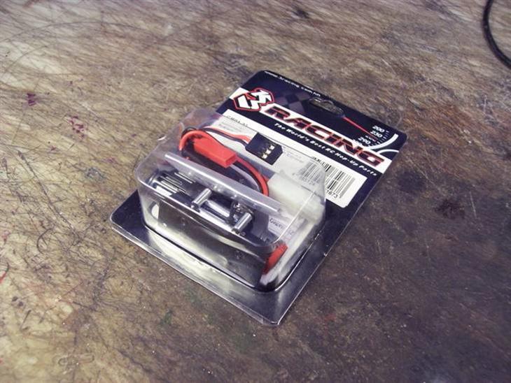3racing Winch for 1/10 Crawler. - Jeg abonnerer på et par nyheds mail fra forskellige Rc forretninger der ind imellem kommer med noget som bare må prøves ;-)
Denne gang var det dette link fra morfars.dk der satte det hele i gang.
http://www.morfars.dk/rc/crawler-winch-system-p-4420.html
Lad gå med et lyssæt til 200 kr, men når det drejer sig om et komplet System med motorer og elektronik som er en del mere avanceret end et lyssæt til denne pris, er chancerne for at blive snydt i hoved og rø… temmelig stor.
Læs det her og bedøm selv ;-)
billede 0