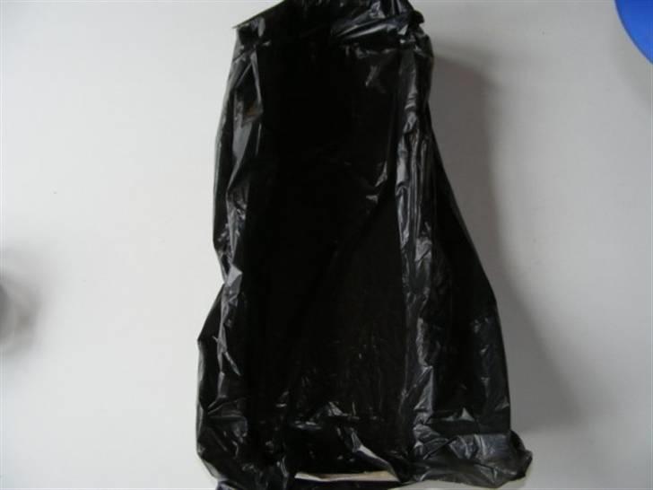 Forlængelse af køl på Sea Queen - Forede papkassen den en affaldsplastikpose, så papkassen kunne genbruges – jo det blev den ;o)

Rørte model-gipsen op efter anvisningen på posen. Der står at man kan arbejde med gipsen i 15min. Så sørg for at alle luftbobler kommer ud af massen ved at vippe papkassen lidt op og ned indtil 10min.inden ’køl formen’ kommer i. Hvis køl formen kommer for hurtigt i, og der stadigvæk er luft i gipsen, laver disse luft bobler nogle kedelige mærker på undersiden, der kræver en del mere slibning efter støbningen billede 5