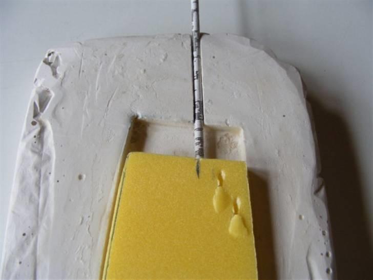 Forlængelse af køl på Sea Queen - Kontroller at mærket fra Depron skabelonen kasse til det mærke der er lavet på gipsen - her kan det ses både gevind stykke og mærket på Depron skabelonen. billede 13