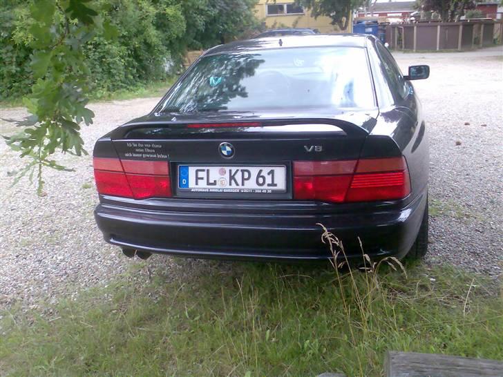 To fede biler efter tur på als - Nummeren med et v8 mærke billede 3