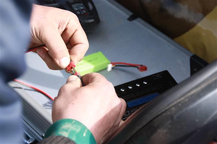 Vestjysk trail klub 4x4 træf i Varde grusgrav - Ja når man mangler strøm og ikke har fået de rigtige stik med må man jo være kreativ. hehe 
5 min strøm til en sender er vel nok til et par timer. billede 1