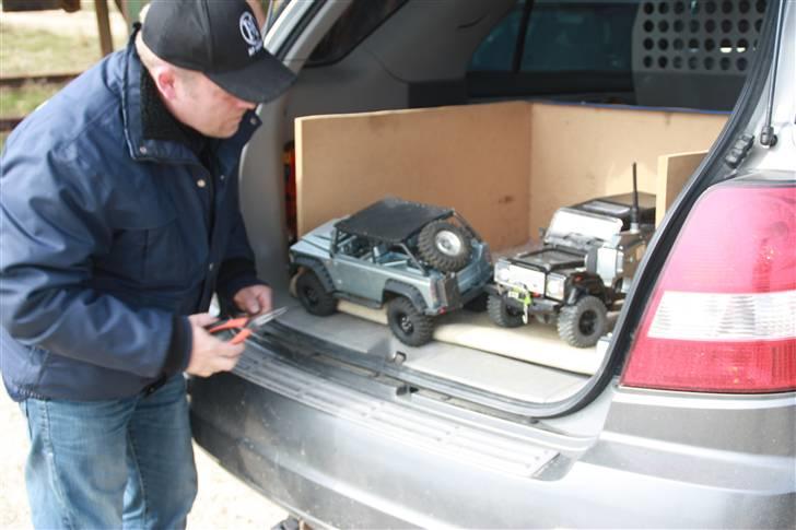 Vestjysk trail klub 4x4 træf i Varde grusgrav - Jesper roder lidt med rc bilen i "service vognen". billede 25