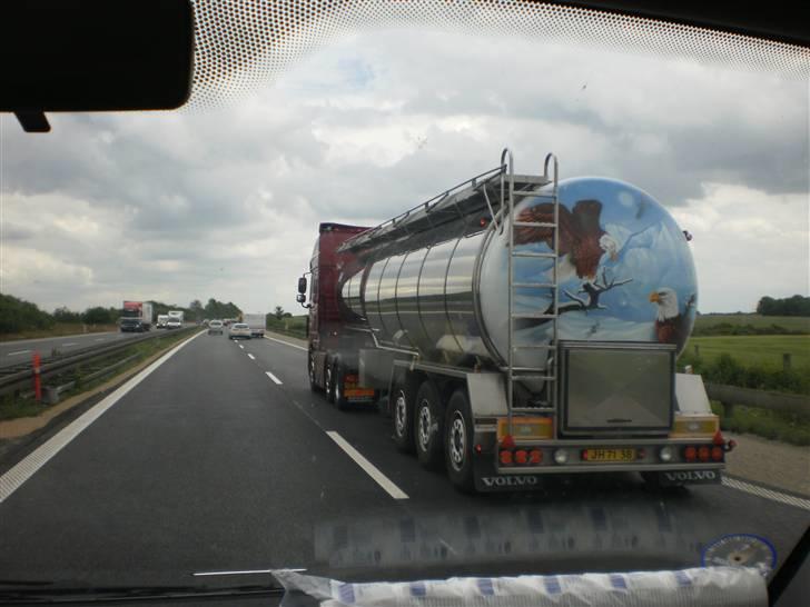 Tur til Tyskland + hente sodavand, også de andre :p - Efter på vej til tyskland, tog jeg lige et lille billede af denne flotte lastbil, hehe :b
 billede 1