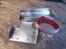 Projekt Trail Finder - Et andet problem er batteri holderen og et sted til at sætte ESC´en fast.
Selve batteri holderen lavede jeg på den sædvanlige måde, en aluminiums plade der er bukket op i siderne og enderne så den holder om batteriet.

