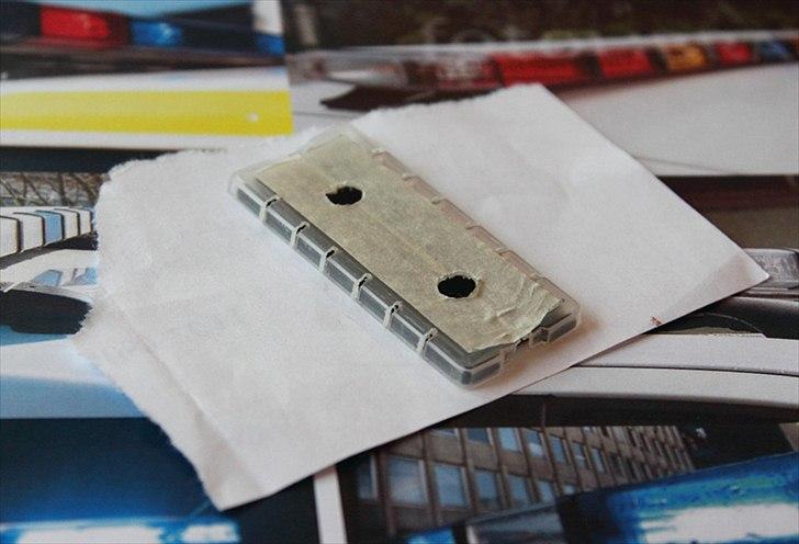 LED flash bar til politi bilen - Skåret riller til plastik mellemrum som der findes i de rigtige. billede 8