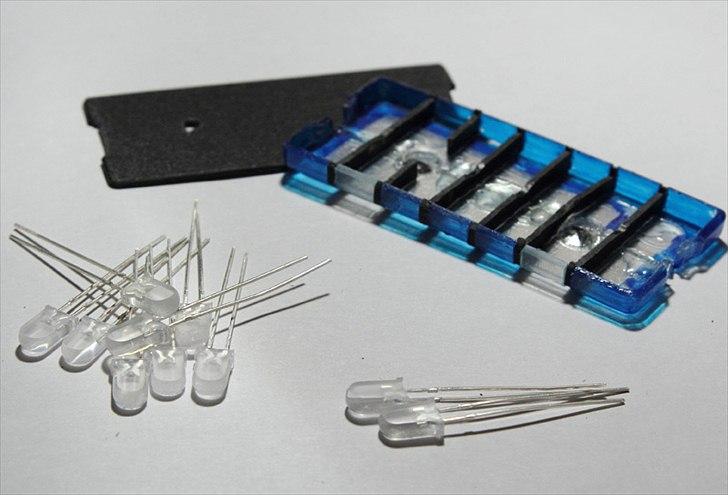 LED flash bar til politi bilen - 5 mm lysdioderne blev slebet, så de kun var 3 mm tykke, da der kun var plads til 3 mm i huset. Samtidig flade for at få mest muligt lys ud af huset.  billede 10