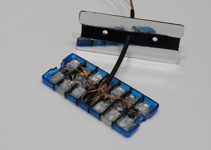 LED flash bar til politi bilen - Jeg har brugt sølv klæbefolie som reflektor i huset, både top og bund. billede 13