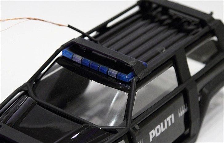 LED flash bar til politi bilen - I stedet for sølv top, som i de rigtige, har jeg valgt at male den sort, da sort passede bedre til min bil. billede 16