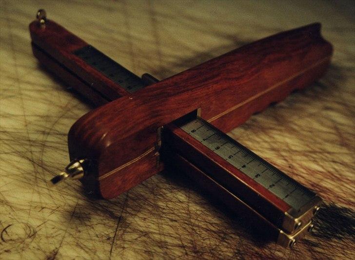 Min anden hobby 1. Læder værktøj  - En Remskærer er noget næsten alle har prøvet at arbejde med når de skulle lave et bælte eller en rem til en taske.
Man indstiller Remskæreren til en bestemt brede, lægger Remskærer ind imod kanten af et stort stykke læder, og skærer en lang rem som kan bruge til bælte eller andet.

De fleste Remskærer man kan købe, kan skærer en rem der er op til 10cm bred, det er bare ikke ret meget når man skal skærer side og bundstykke til et par saddeltasker til motorcyklen.
De skal nemlig op på 15 til 20cm brede før der bliver plads til noget i dem.
 billede 2