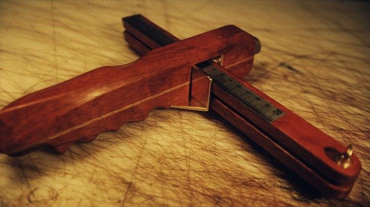 Min anden hobby 1. Læder værktøj  - Derfor lavede jeg denne Remskærer af en planke jungle træ som min far tog hjem fra en at sine turer.
Jeg har forsænket et stykke stållineal ned i den øverste arm der holder kniven, så jeg kan se bredden på det jeg skære.

Bagved armen har jeg lavet en 4mm tyk messing forstærkning så armen ikke brækker tilbage når den er ude på 20cm og skære i meget tykt læder.
 billede 3