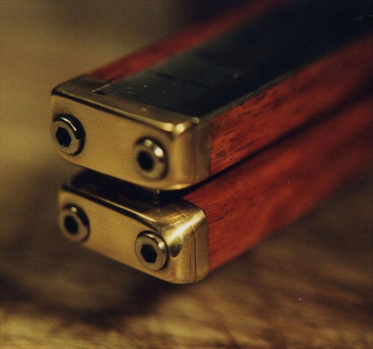 Min anden hobby 1. Læder værktøj  - For enden af armen sider der to kæber som holder klingen, de er drejet 3 grader udad, så klingen hele tiden trækker læderet en lille smule ind imod Remskærerens skaft så den ikke skære skævt.
Dette er også i messing på nær skruerne som er af rustfrit stål. 
 billede 6