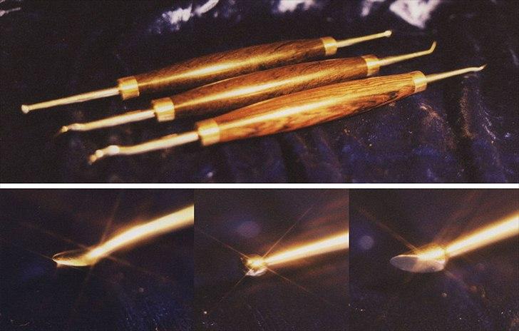 Min anden hobby 1. Læder værktøj  - Moddeler jern er også noget alle kender, måske ikke lige til læder, men når man som jeg former motiver i læder er de meget nyttige at ha´ liggende.
Selve jernene har jeg lavet af rustfrit stål og skæfterne er af lyst palisander træ, de har fået træ olie og derefter poleret op med Kanaubavoks
 billede 7