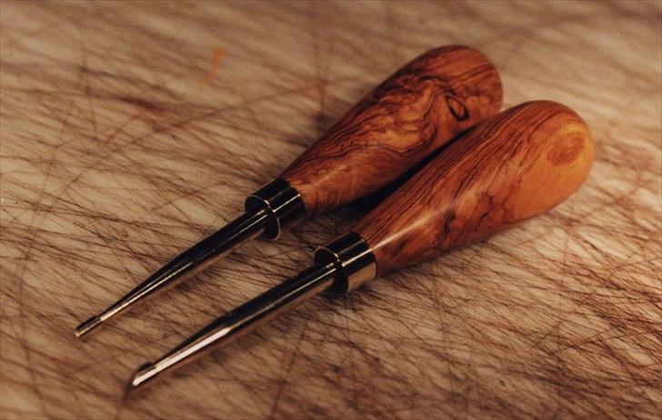 Min anden hobby 1. Læder værktøj  - En lidt anden og lidt mere specialiseret form for Moddeler jern har jeg lavet i messing med skæfter i Oliven træ (tror jeg, men er ikke sikker).
De er beregnet til at presse kanter op i vise typer af motiver, så de bliver mere i 3D, det drejer sig f,eks om blade og blomster motiver.
 billede 8