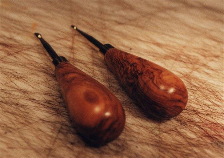 Min anden hobby 1. Læder værktøj  - Skæfterne er blevet farvet og slebet så årene er trådt frem. Derefter har de fået træ olie og poleret op med Kanaubavoks billede 9