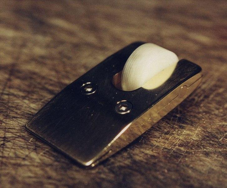 Min anden hobby 1. Læder værktøj  - Dette er en Hobby knivs sliber, eller hvad man nu kalder sådan en ;-)
I et anfald af surmuleri lavet jeg denne her dims, og den har sparet mig for en masse penge på blade til Hobby kniven.
Det er sådan set bare to messing plader med en ud fræsning i den ene ende til knivs klingen og et hul til et nylon hjul i den anden ende.
 billede 10