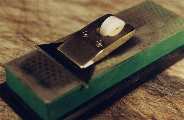 Min anden hobby 1. Læder værktøj  - To skruer til at spænde det hele sammen, og hjulet søger for at klingen hele tiden har den rette vinkel på slibe stenen.
Og så er det bare at slibe løs, hjulet sider i midten så man kan vende det hele om så man kan slibe på den anden siden af klingen uden at skulle løsne det hele for at vende klingen og slibe den på den anden side.

 billede 11