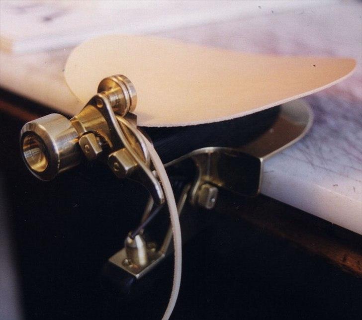 Min anden hobby 1. Læder værktøj  - Endnu en Remskærer. Eller måske skulle man kalde den en Snøreskærer.
Det er også en lille maskine der har tjent penge hjem.
Skindsnører er nemlig ret dyrt, små 150kr for godt 50 meter, og når man så skal bruge 300 meter her og nu og ikke har alt for mange penge, må man bruge hovedet.
 billede 12