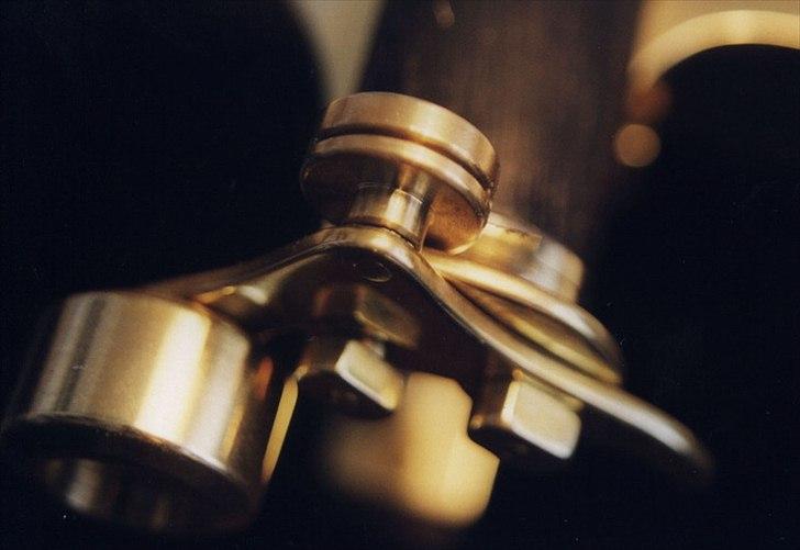 Min anden hobby 1. Læder værktøj  - Det er faktisk et lille bord med en kniv som kan spændes fast til et rigtig bord.
Et lille hjul med en rille i der hvor kniven sider, holder læderet på plads når snøren skæres.
Den store runde dims ude til siden er en vægtklods som presser det lille hjul ned på læderet.

 billede 13