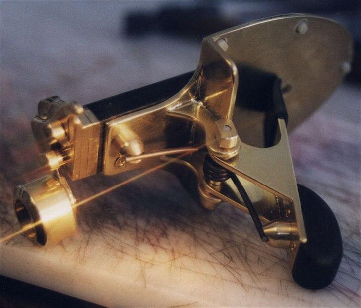 Min anden hobby 1. Læder værktøj  - På undersiden af det lille bord sider der nogle små gummi dimser som søger for at Snøreskæren ikke skrider af bordet når den bruges.
Et håndtag med en fjedre søger for at den sider godt fast på bordet.

Allerede første gang jeg afprøvet den, skar jeg over 1000 meter snøre på kun et par timer.
Til gengæld tog det mig ret lang tid at finde noget jeg kunne rulle alt den snører op på ;-)
 billede 14