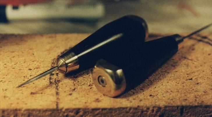 Min anden hobby 1. Læder værktøj  - Et Sylehæfte er også noget der er almindeligt kendt, min version er bare lidt mindre end normalt så den kan ligge helt inde i hånden.
Der er heller ikke nogen skarpe kanter som generer når man arbejder med den, og jeg har forbedret fastspændingen systemet til sylen temmelig meget i forhold til de pro Sylehæfter man kan købe.
 billede 17