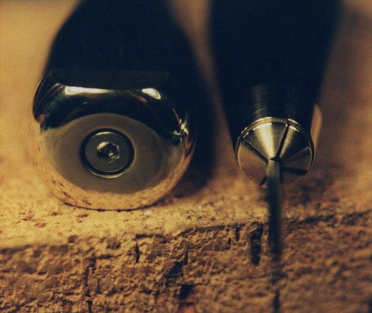 Min anden hobby 1. Læder værktøj  - Fastspændingen fungere næsten som på en boremaskine, bare med den forskel at jeg spænder kloen med en skrue fra enden af Sylehæftet.
Sylehæftet her er også lavet af messing og mørkt palisander træ der selvfølgelig også har fået træ olie og poleret op med Kanaubavoks
 billede 18