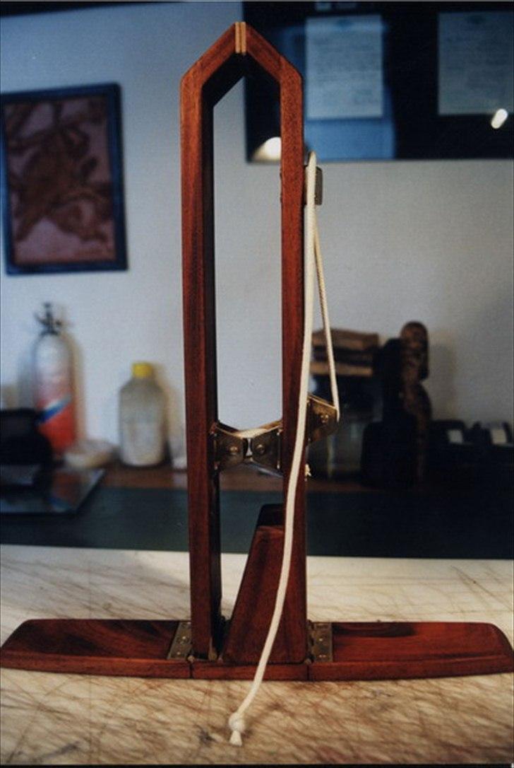 Min anden hobby 1. Læder værktøj  - Syhæsten er til gengæld noget ikke mange folk har prøvet, men funktionen er indlysende, den skal holde fast på det man syr i, så man kan bruge begge hænder til sylen og to nåle med tråd.
Man sætter sig på de to vinger der stikker ud forneden, med et ben på hver side af kloen, så det man syr på sidder i den rigtige højde og det er til at arbejde med.
 billede 19